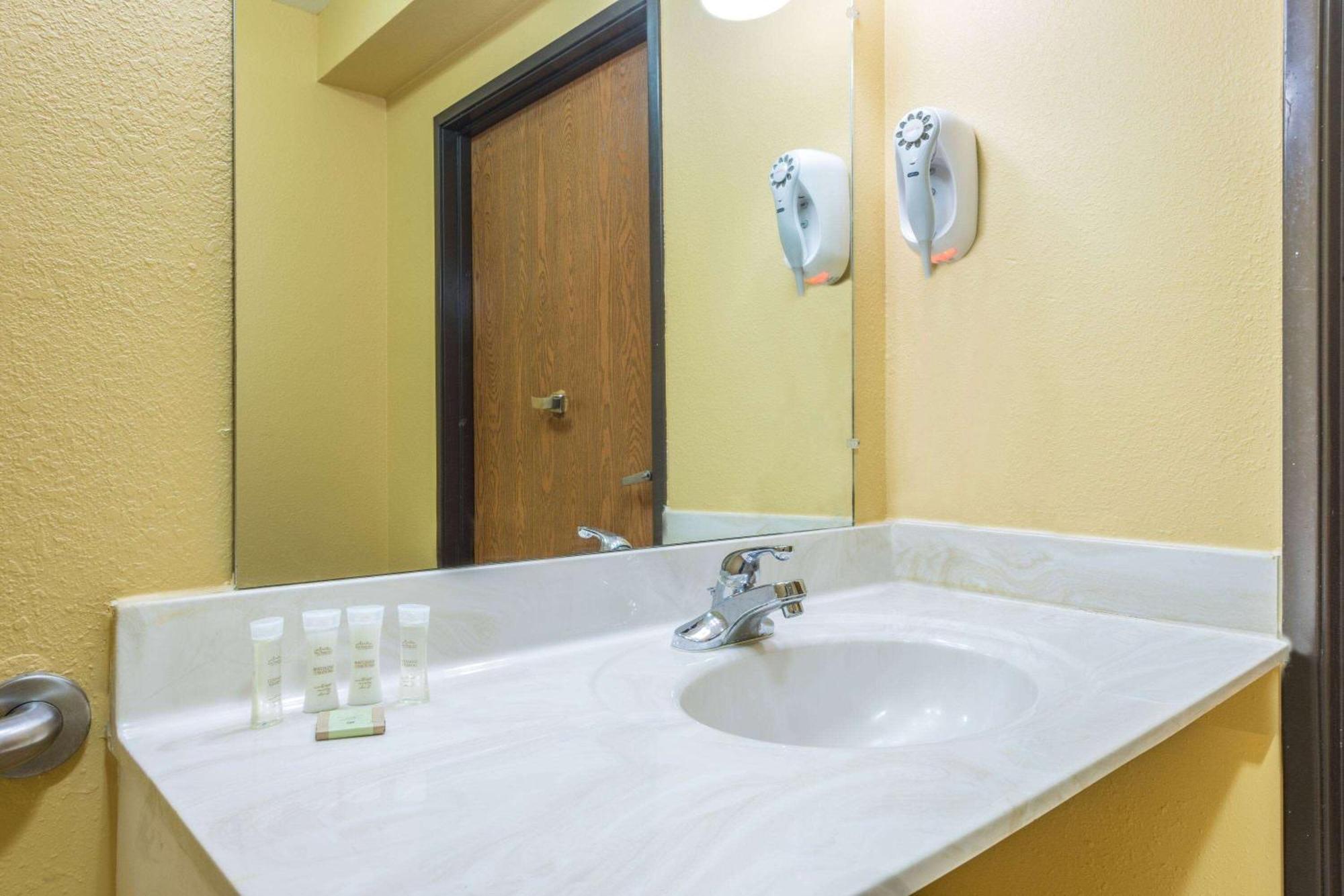 Super 8 By Wyndham Troy Il/St. Louis Area Hotel Екстериор снимка