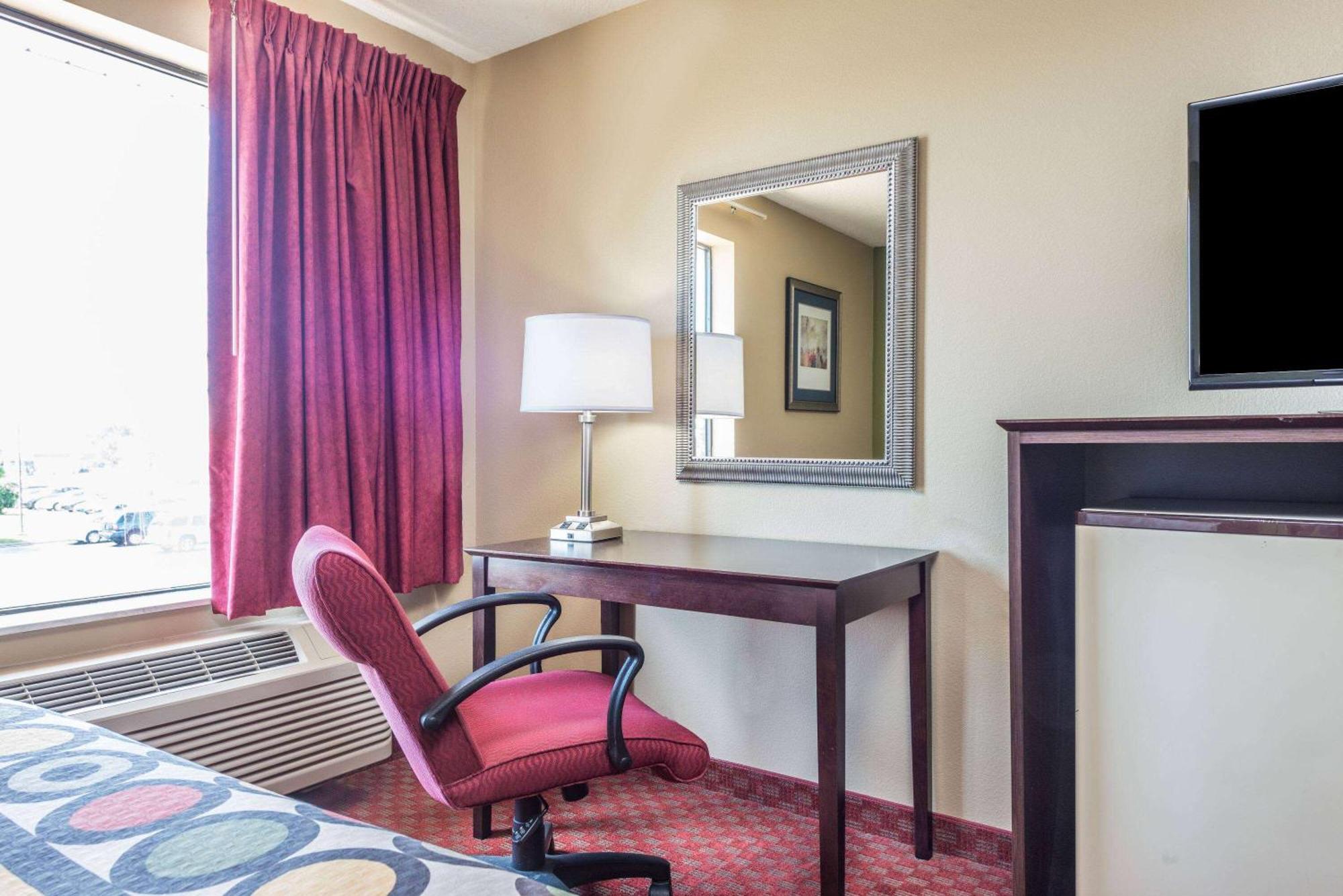 Super 8 By Wyndham Troy Il/St. Louis Area Hotel Екстериор снимка