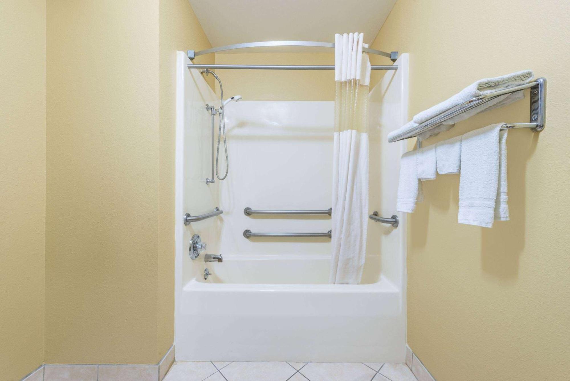 Super 8 By Wyndham Troy Il/St. Louis Area Hotel Екстериор снимка