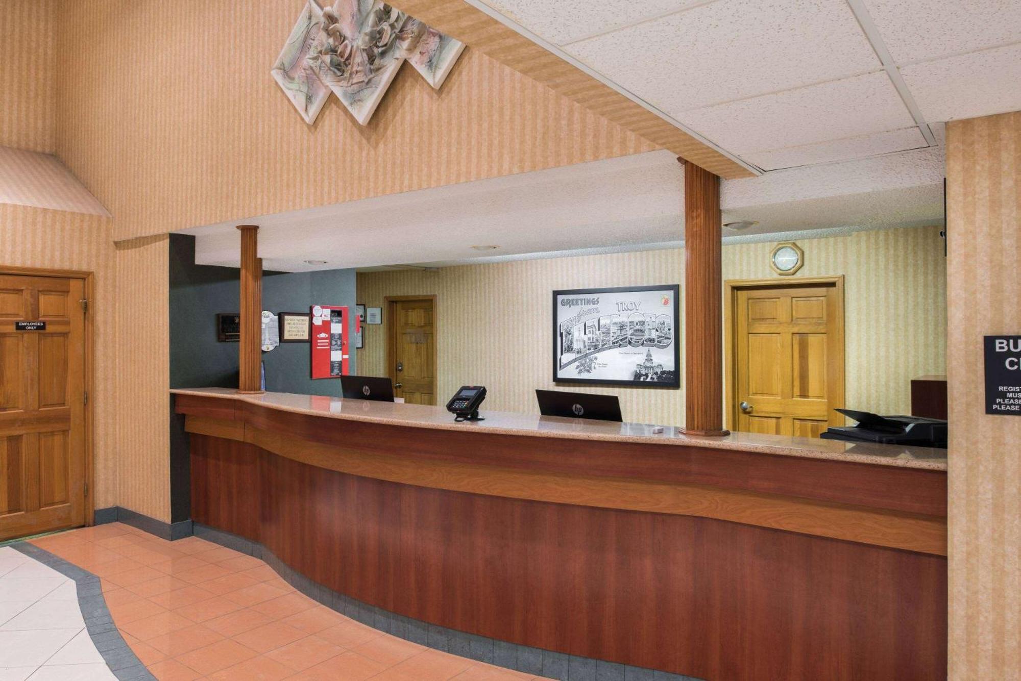 Super 8 By Wyndham Troy Il/St. Louis Area Hotel Екстериор снимка